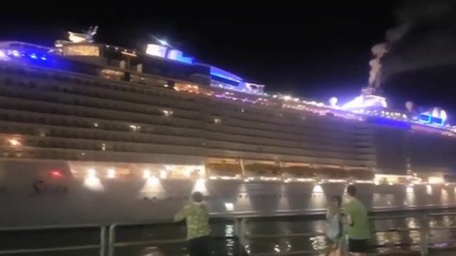 В порт Владивостока зашел крупнейший в истории России круизный лайнер смотреть онлайн