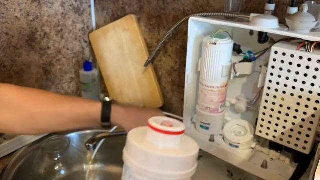 Замена основных фильтров ионизатора воды KYK смотреть онлайн