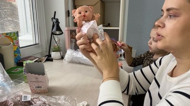 Распаковка кукол-подарков на Новый год смотреть онлайн