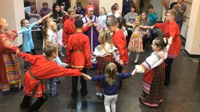 Веселимся мы, играем, и нисколько не скучаем. Праздник народных игр. смотреть онлайн