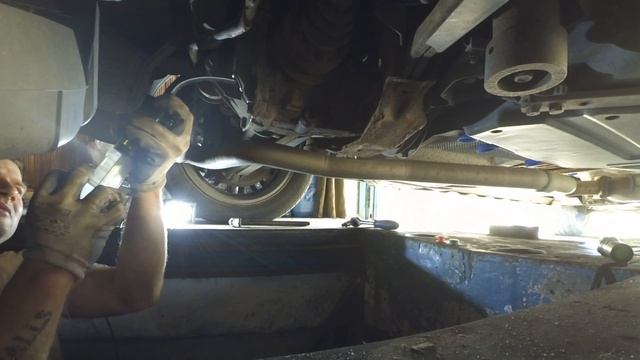 Замена масла в заднем редукторе BMW X3 E83 2005... Rear oil change gearbox смотреть онлайн