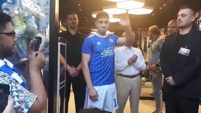 Neslužbeno predstavljanje Luke Ivanušeca u dresu Dinama u Fan shopu u Jurišićevoj ulici u Zagrebu смотреть онлайн