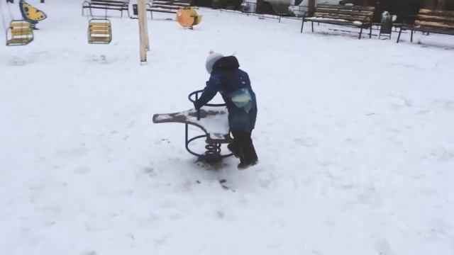 Веселые игры со снегом на улице или снежки гонщики смотреть онлайн