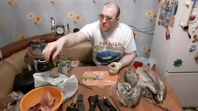 КАК БЫСТРО СНЯТЬ/ ШКУРУ С ОКУНЯ!!!Советуем его посмотреть. смотреть онлайн