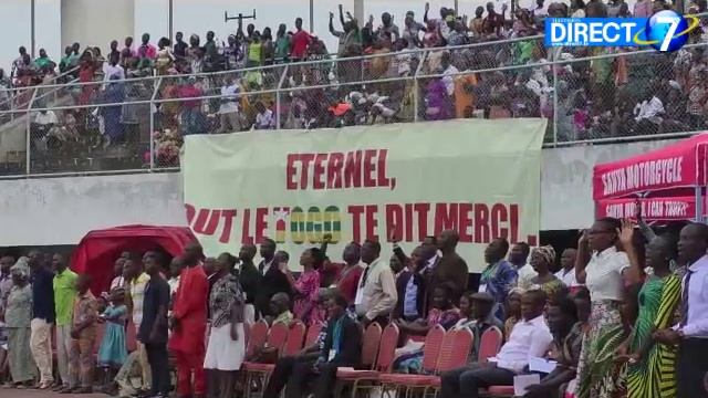Le Président Togolais Faure Gnassingbé loue Dieu au stade de Kégué смотреть онлайн