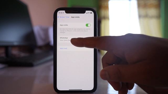 Hourglass or sand timer icon next to apps | App limits on iPhone | How to remove it смотреть онлайн