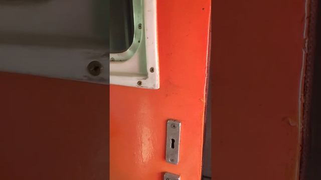 Открываю дверь между вагонами в поезде, вот что там находится. смотреть онлайн