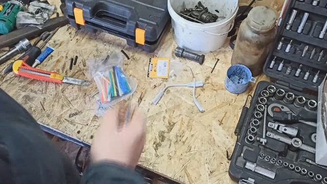 Восход эндуро с нуля своими руками. Часть 11. Дополнительный свет. Моем гайки сальника вилки! смотреть онлайн