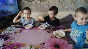 Дети кушают кашу 5 злаков