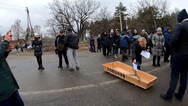 В Мерефе народ вышел перекрывать трассу из за добычи сланцевого газа 23.02.2020 смотреть онлайн
