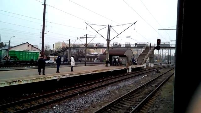 "открытие двери+сломанная электричка" эпл9т-011 №6012 Фастов-Киев объезжает по 6 пути ст.Вишневое смотреть онлайн