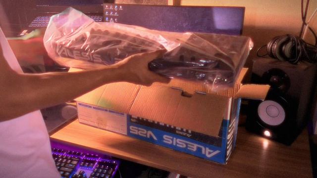 Alesis V25 | Unboxing смотреть онлайн