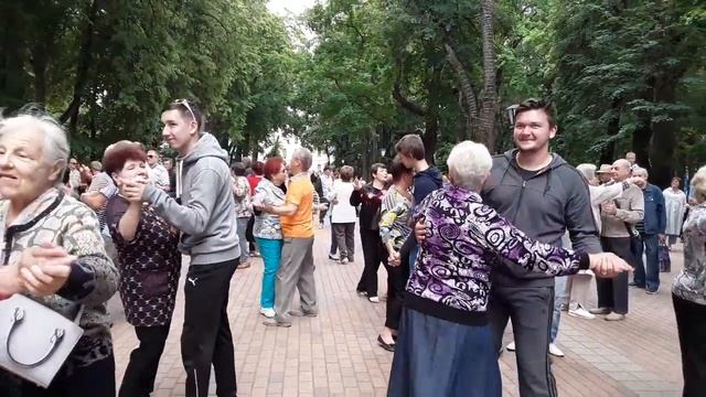 ТАНЦУЕТ МОЛОДЁЖЬ - ТАНЕЦ БУГИ - ВУГИ И МЕДЛЕННЫЙ ТАНЕЦ В ПАРКЕ г.КАЛУГИ 07.07.2019 ????? смотреть онлайн