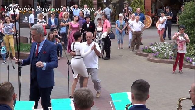 Маэстро В. КОВАЛЬ открывает ВЕЧЕР ВАЛЬСА на улице!!! смотреть онлайн