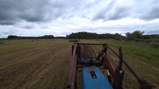 Самолетная площадка возит сено. Вывозка рулонов 