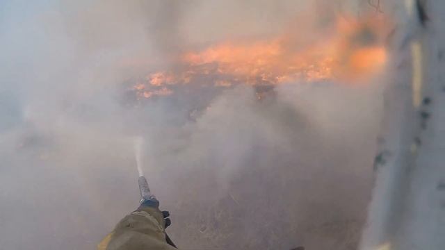 Загорание травы рядом с посёлком. смотреть онлайн