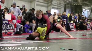 Пластичная мулатка против парня. Турнир по грепплингу.