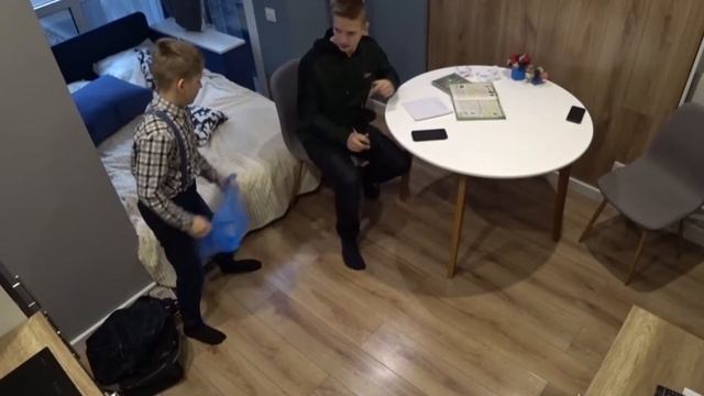 БРАТ НЕНАВИДИТ БРАТА И НАПАЛ НА НЕГО. СТАРШИЙ НЕВЫДЕЖДА И НАПАЛ НА НЕГО смотреть онлайн