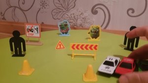 Веселые машинки и грузовичок играют с дорожными знаками