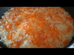 Рис с луком и морковкой.