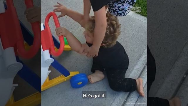 Toddler With Cerebral Palsy Learns To Walk With Help From Sister смотреть онлайн
