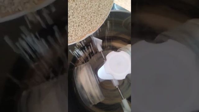 Делаем халву на мельнице с каменными жерновами смотреть онлайн