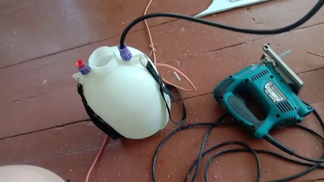 Без пыли штробим стену под провода, балгарка и опрыскиватель. смотреть онлайн