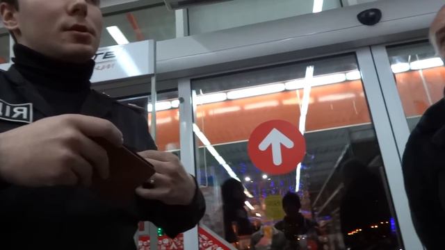 Охрана гипемаркета Эпицентр ограничивает свободу передвежиния (09.01.2015) смотреть онлайн