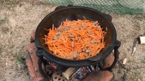 Узбекский плов в казане на костре