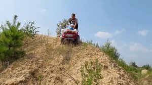 Большой джип едет по огромным холмам, сугробам и ухабам. Джип ездит по песке детям.