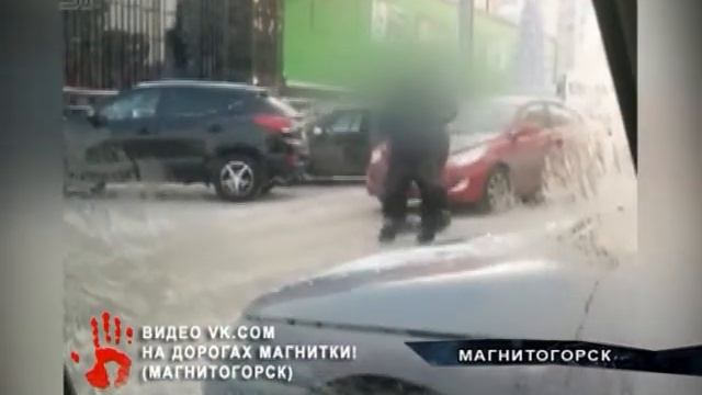 Невнимательного водителя проучили кулаками на парковке в Челябинской области смотреть онлайн