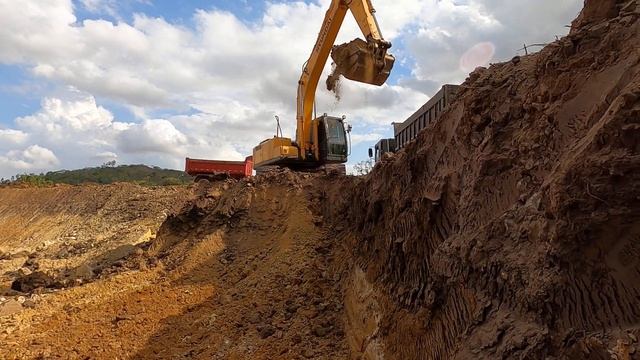 ESCAVADEIRA HYUNDAI R220LC-9S•. смотреть онлайн