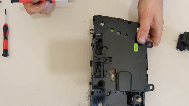 Volvo S60/S80/V70/XC70/XC90 CCM Fan Button Repair смотреть онлайн