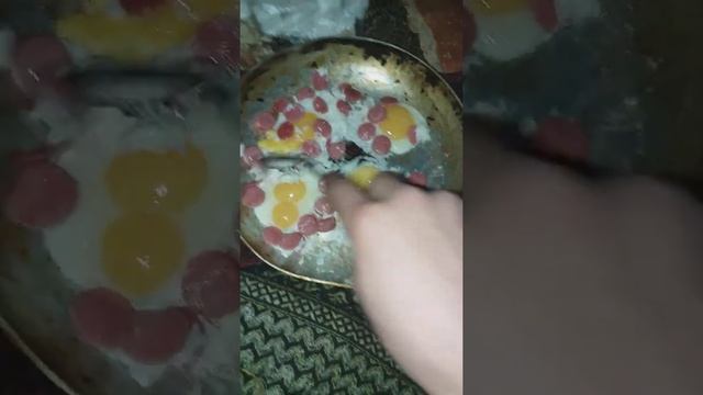 Как приготовить яйца с колбасой . тарзи пухтани тухм бо ҳасибча. смотреть онлайн