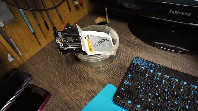 ВИДЕОVLOG РЕМОНТНИКА ТЕЛЕФОНОВ / HTC МНЕ НЕ НЕСИ смотреть онлайн