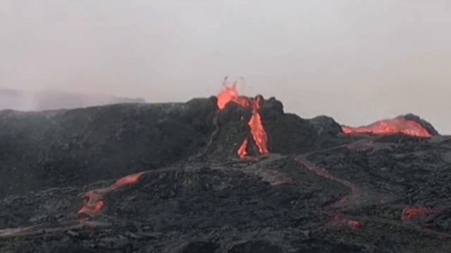 Narlet Vent Formed Beautiful Round Crater/ Iceland Fagradalsfjall Geldingadalir Volcano смотреть онлайн