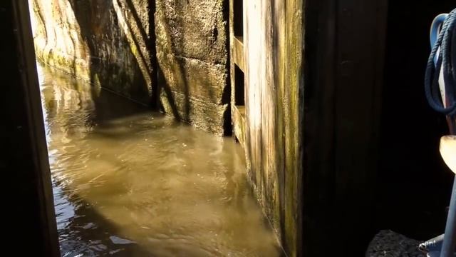 Acoustic Guitar on a Canal Boat Theme смотреть онлайн