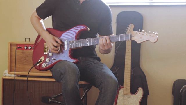 Fender Deluxe Players Strat смотреть онлайн