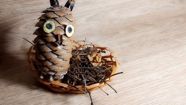 ВОТ ТАКУЮ ПОДЕЛКУ ИЗ ШИШЕК МЫ СДЕЛАЛИ С СЫНОЧКОМ В ШКОЛУ. смотреть онлайн