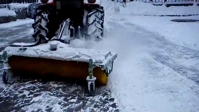 KIOTI DK551 Дорожная щетка + ковш 2 смотреть онлайн