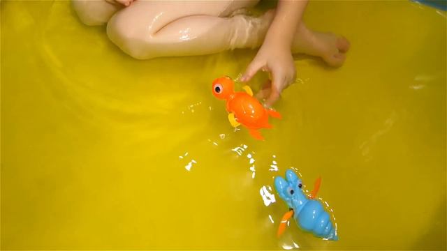 Бассейн ВЕСЕЛАЯ ФЕРМА Приключения Черепахи и Малышей в бассейне Веселая Игра Lion boy смотреть онлайн