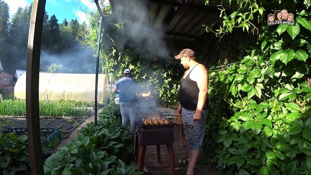 Жарим шашлык из свинины и курицы//готовим шампиньоны и картошку в фольге//Поливаем огород//ПроЖизнь смотреть онлайн