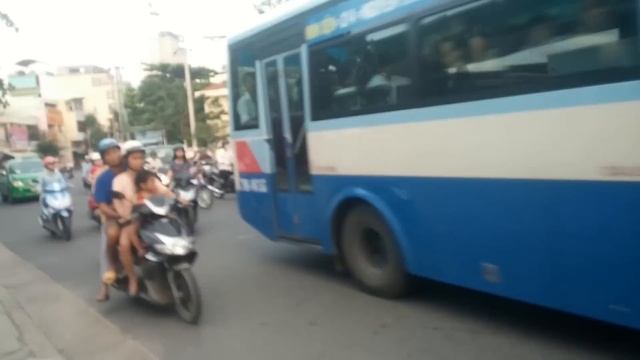 Переход дороги во Вьетнаме смотреть онлайн