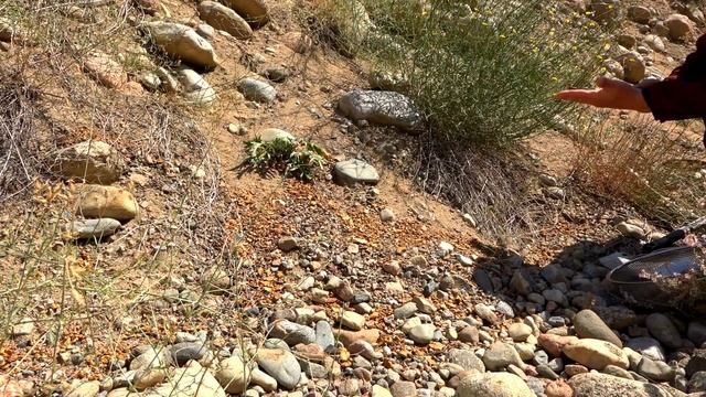 I climb over huge stones; lots of gold, discovered gemstones! смотреть онлайн