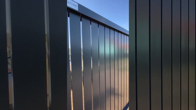 Обалденные алюминиевые ворота Алютех с калиткой и забором на даче смотреть онлайн