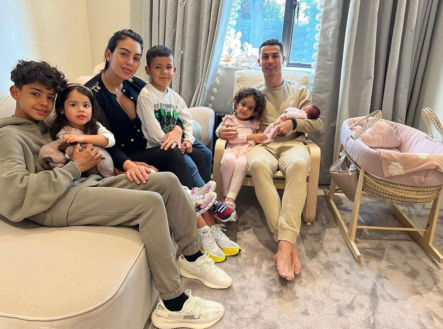 Роналду с семьей смотреть онлайн