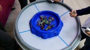 ДЕТИ ПРОТИВ РОДИТЕЛЕЙ БейБлэйд Игра На Большой Арене На Желание  Beyblade