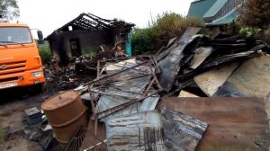 Работа "щипача" | Разборка сгоревшего деревянного дома металловозом.