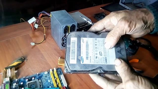 Сколько золота в системном блоке компьютера? Разбираю комп... смотреть онлайн