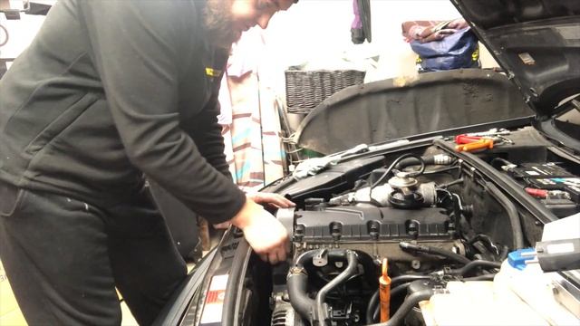 КАК ЗАМЕНИТЬ ПРОКЛАДКУ КЛАПАННОЙ КРЫШКИ на AUDI A4 B6 дизель // Проблема с клапаном картерных газов смотреть онлайн